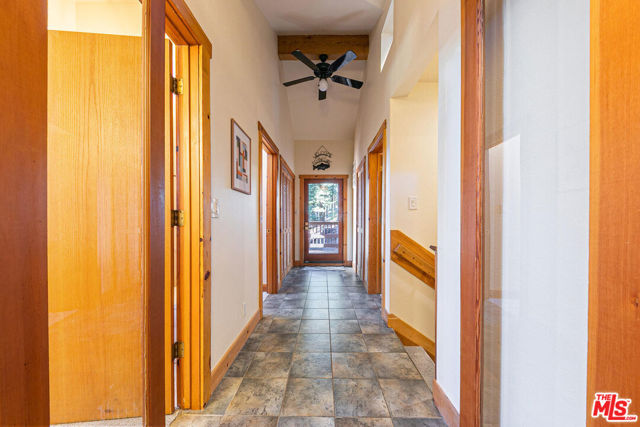 11504 Skislope Way, Truckee CA: https://media.crmls.org/mediaz/62fad234-a0b0-4139-ade2-6c8408873ba8.jpg