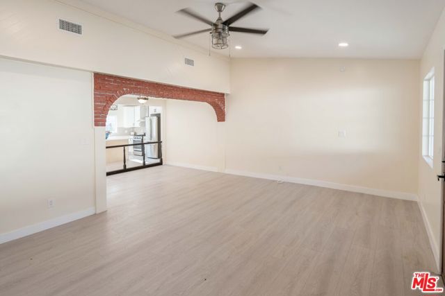 9701 Wheatland Avenue, Sunland CA: https://media.crmls.org/mediaz/62faf2d0-c013-415e-9077-d90c3add8e31.jpg