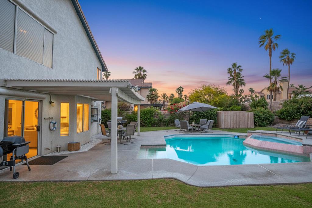 https://media.crmls.org/mediaz/62fbd5e8-abc3-4e38-af60-0c2c08122642.jpg?preset=X-Large