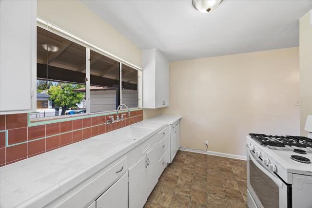 440 Rutherford Avenue, Redwood City CA: https://media.crmls.org/mediaz/62fc37dd-1ca1-49bd-b225-922975c8cfe6.jpg