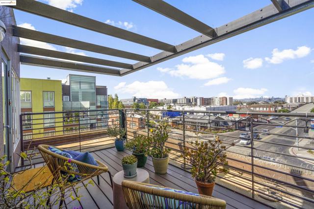 1364 Powell St, Emeryville CA: https://media.crmls.org/mediaz/62fc4ec9-4513-44d5-bd23-f7e8b0539ec3.jpg