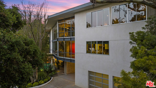 2207 Bowmont Drive, Beverly Hills CA: https://media.crmls.org/mediaz/62fd184f-1081-4455-9a09-05378b58c687.jpg