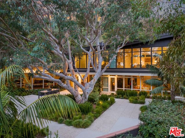 2179 Mandeville Canyon Road, Los Angeles CA: https://media.crmls.org/mediaz/62fd644b-9871-4786-9c3c-b0fc1309ee0d.jpg