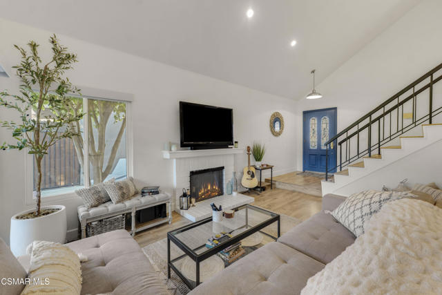 5757 Lake Lindero Drive, Agoura Hills CA: https://media.crmls.org/mediaz/62fdd7a8-bb95-466c-b9bd-11a92043fcd3.jpg