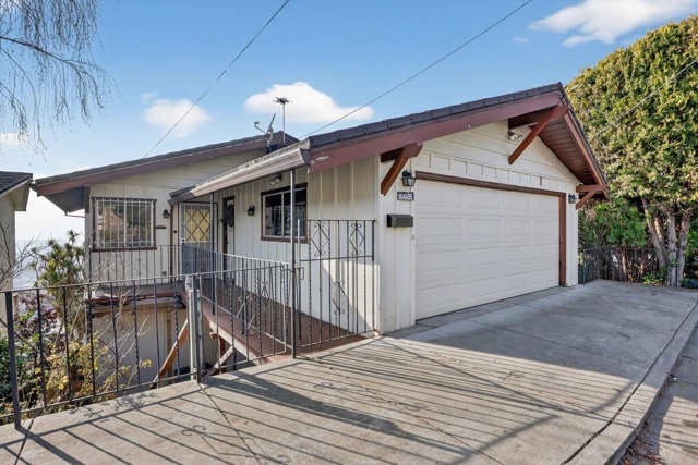 16605 Rolando Ave, Castro Valley CA: https://media.crmls.org/mediaz/62fddf10-eb4b-431a-8045-a5630c037f7a.jpg