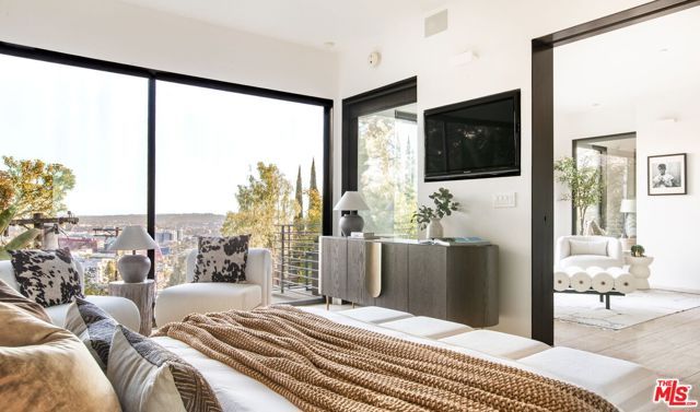 8932 St Ives Drive, Los Angeles CA: https://media.crmls.org/mediaz/62fe3684-4da5-4ed6-9334-93417515bb8a.jpg