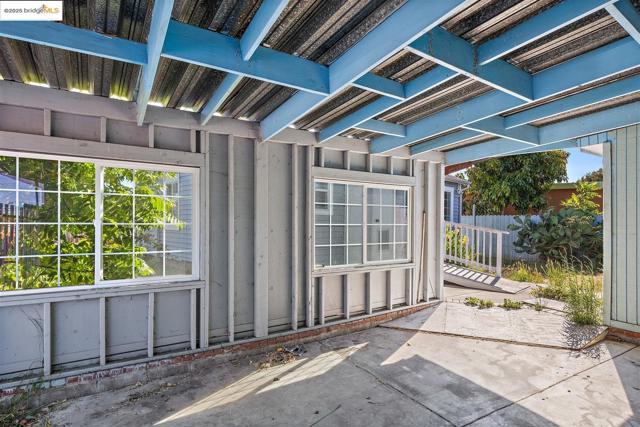 2533 Bush Ave, Richmond CA: https://media.crmls.org/mediaz/62fec5d9-a06b-4cba-9eca-f431e13cccf2.jpg