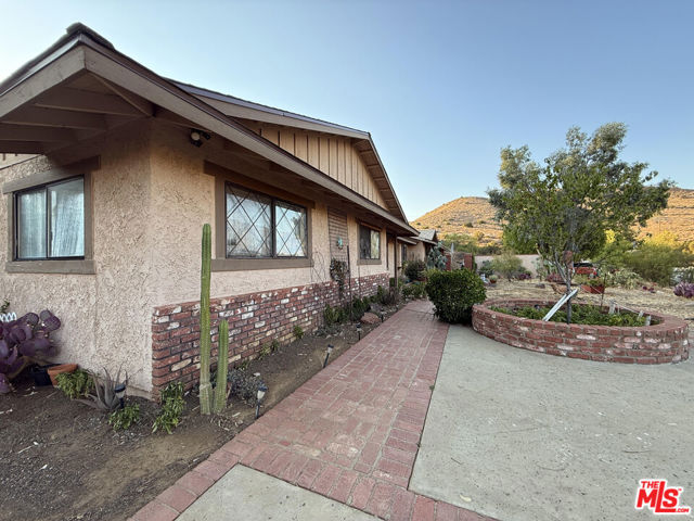 33931 Hanawalt Road, Agua Dulce CA: https://media.crmls.org/mediaz/6300c565-582e-4d7f-9e87-5113741ed692.jpg
