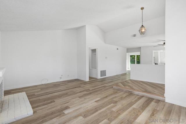 464 Dorsey Way, Vista CA: https://media.crmls.org/mediaz/6300ff07-9190-43a0-9db6-dec270adf828.jpg