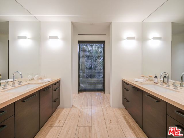 8932 St Ives Drive, Los Angeles CA: https://media.crmls.org/mediaz/63014a17-5329-458b-af1a-b1209b65c6a7.jpg