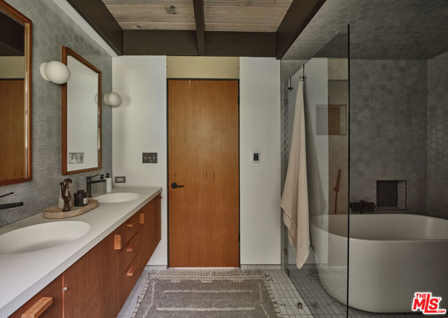2052 Mayview Drive, Los Angeles CA: https://media.crmls.org/mediaz/6301e0e3-52b3-4cd8-9304-37dd04f99852.jpg