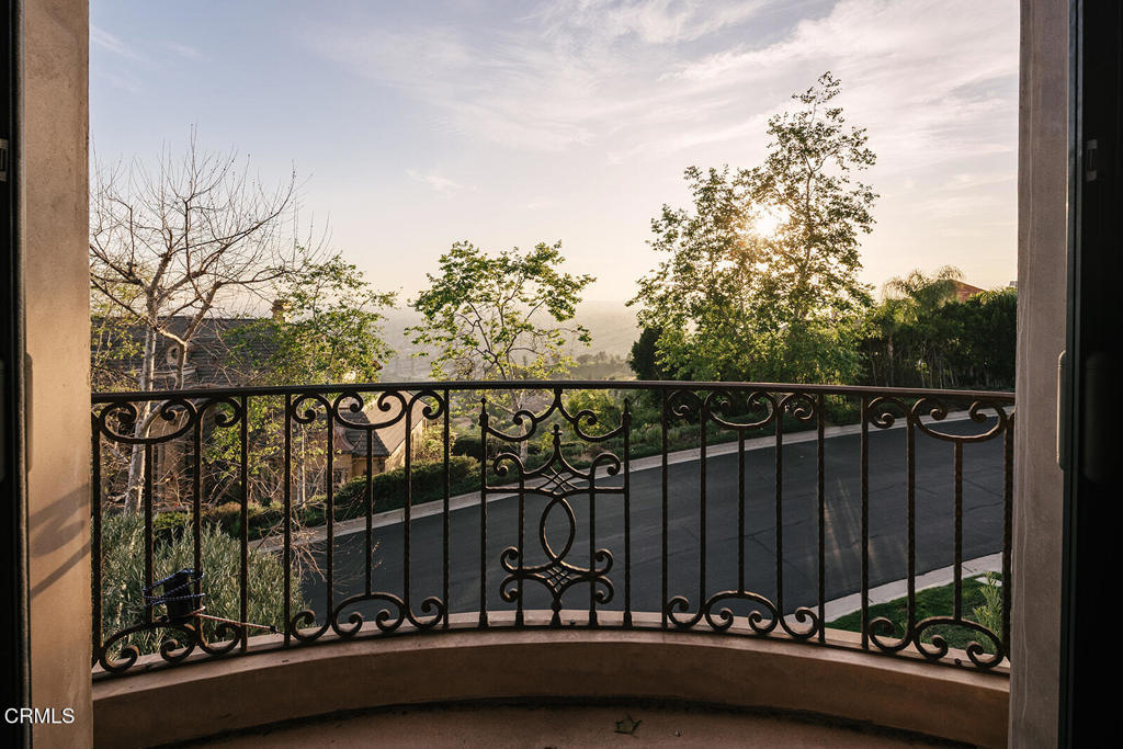 https://media.crmls.org/mediaz/63021b33-dfb0-4a05-972b-1d90711ef990.jpg?preset=X-Large
