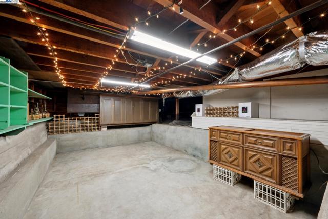 1658 Gouldin Rd, Oakland CA: https://media.crmls.org/mediaz/6302cef7-1541-45b4-a8ec-c43ce379743f.jpg