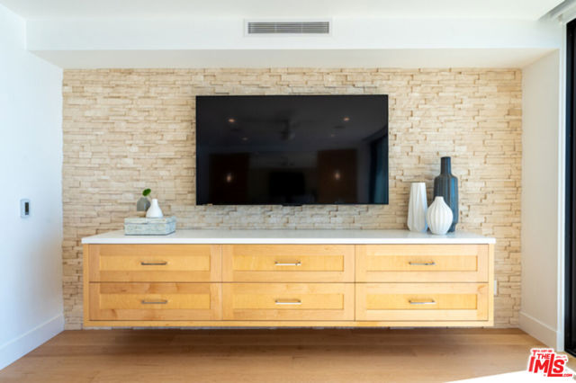 11950 BEACH CLUB Way, Malibu CA: https://media.crmls.org/mediaz/63032ba9-a950-41ae-90f1-0ec7e1797b79.jpg