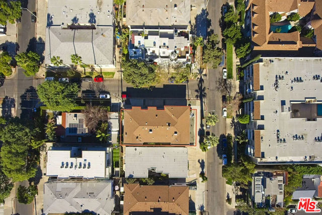 561 N Sweetzer Avenue, West Hollywood CA: https://media.crmls.org/mediaz/6305cbb4-2cd7-440d-a196-ab5dc8db1677.jpg