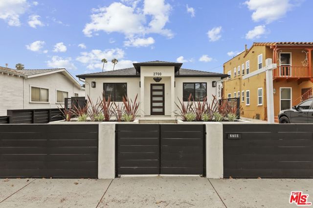 2700 S Palm Grove Avenue, Los Angeles CA: https://media.crmls.org/mediaz/6305d44d-7dca-4790-8dd1-8f7454aa50b5.jpg