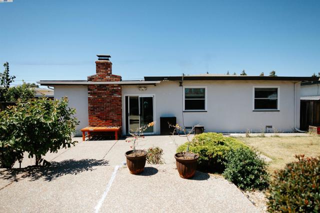 334 Oxford Street, Hayward CA: https://media.crmls.org/mediaz/63061369-412f-436c-b01c-56349824f1d3.jpg