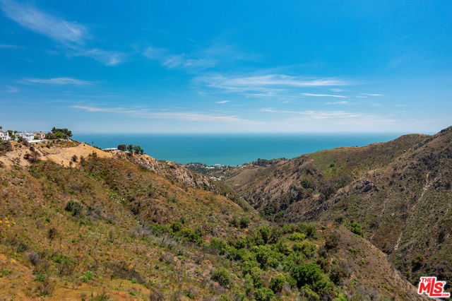 1120 Cumbre Alta Court, Pacific Palisades CA: https://media.crmls.org/mediaz/63069026-1ab8-4a6a-b8b2-7bdb8f264da8.jpg