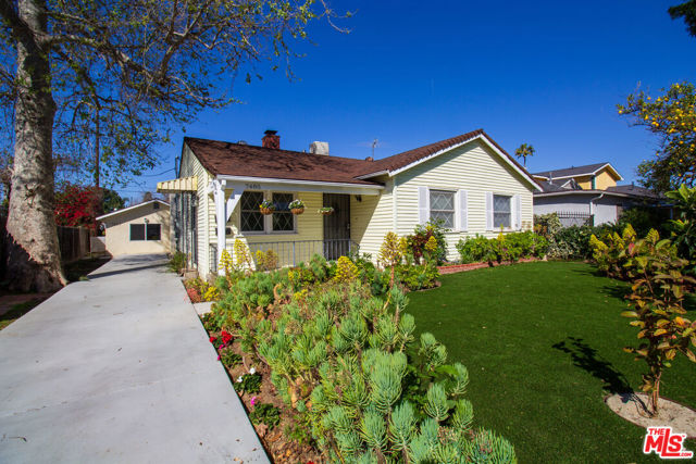 7465 N Forbes Avenue, Lake Balboa CA: https://media.crmls.org/mediaz/6306cab0-00ed-4618-9ede-3212890ddfc5.jpg