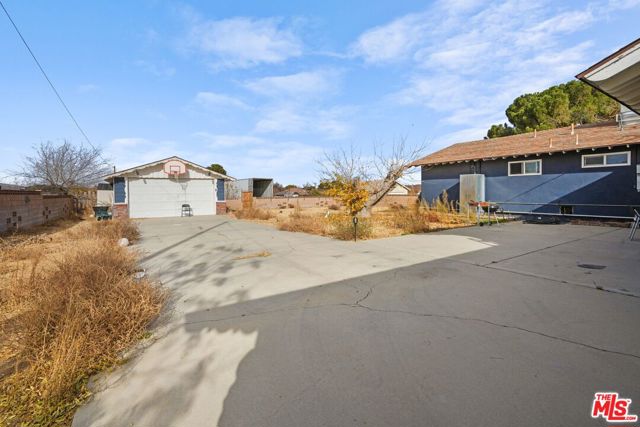 4631 W Avenue M8, Lancaster CA: https://media.crmls.org/mediaz/63075d05-4bd5-4d7e-b0cb-383e185ead1f.jpg