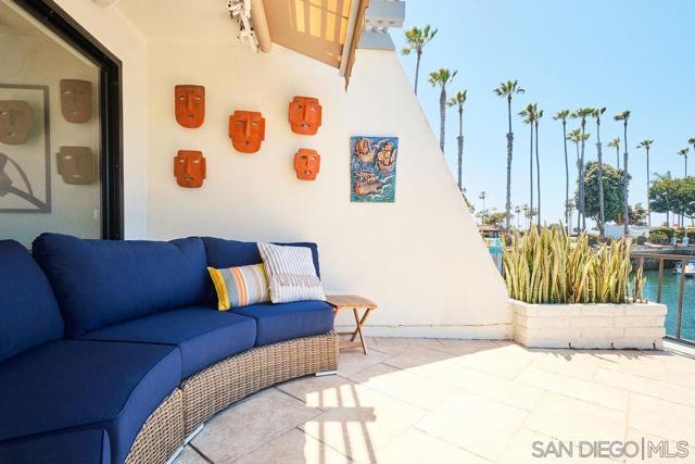 105 Antigua Ct, Coronado CA: https://media.crmls.org/mediaz/630764b4-f136-48c7-8f5d-7ab37d7c629b.jpg