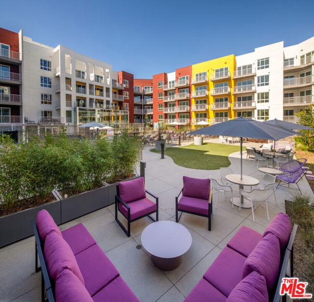 750 S Oxford Avenue, Los Angeles CA: https://media.crmls.org/mediaz/6307c669-f50f-4cb4-a3ee-35f4c50e468f.jpg
