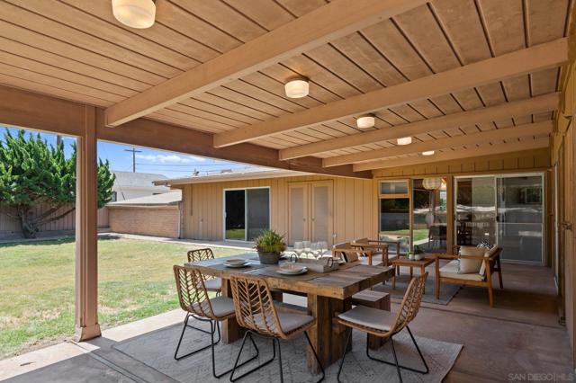 1201 Via Barranca, La Jolla CA: https://media.crmls.org/mediaz/6307e452-6806-44d0-b267-1df7497e5b78.jpg
