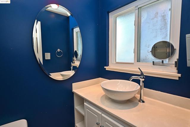 44 Oak Hill Cir, Oakland CA: https://media.crmls.org/mediaz/63087f67-42df-4cc0-a3d5-4e4e4b267c39.jpg