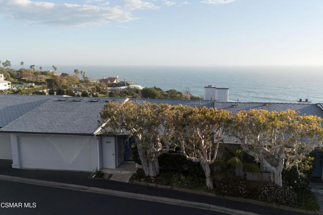 6813 Seawatch Lane, Malibu CA: https://media.crmls.org/mediaz/6308e2fb-75d6-4f83-94f5-5196bd0e8816.jpg