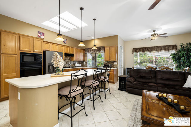 35707 Stonebriar Drive, Palm Desert CA: https://media.crmls.org/mediaz/6308ed96-ad98-4a4d-8904-61685e66a71a.jpg