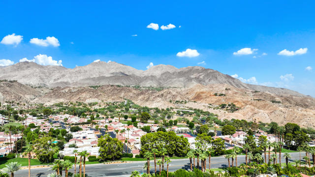 72550 Greenbriar Lane, Palm Desert CA: https://media.crmls.org/mediaz/630970fa-4dcc-4ada-aa88-b8f44a8f93d8.jpg