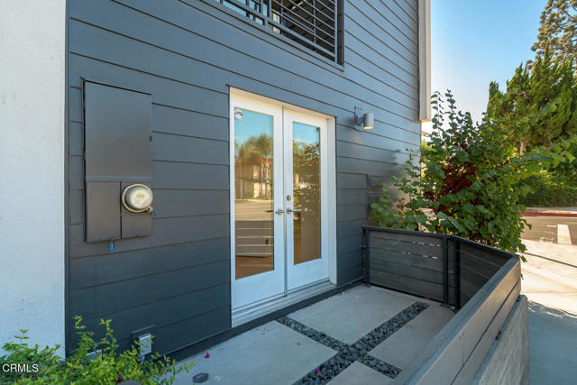11594 Riverside Drive, North Hollywood CA: https://media.crmls.org/mediaz/630a1f90-973b-4ef7-876a-88afd6a51839.jpg
