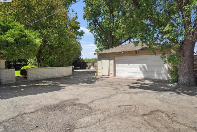 419 Burkhard Rd, Patterson CA: https://media.crmls.org/mediaz/630a3155-1e34-4d7e-8c1e-48e4d7f21515.jpg