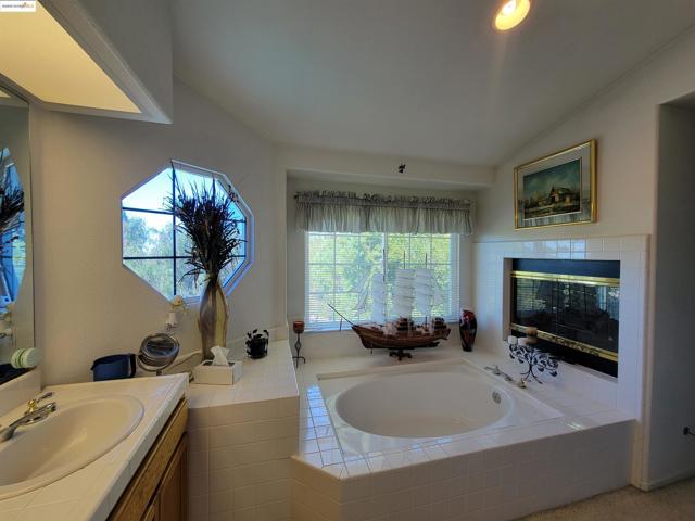 4729 Matterhorn Ct, Antioch CA: https://media.crmls.org/mediaz/630c4ecb-2089-4b0b-91cd-1e80c604e878.jpg