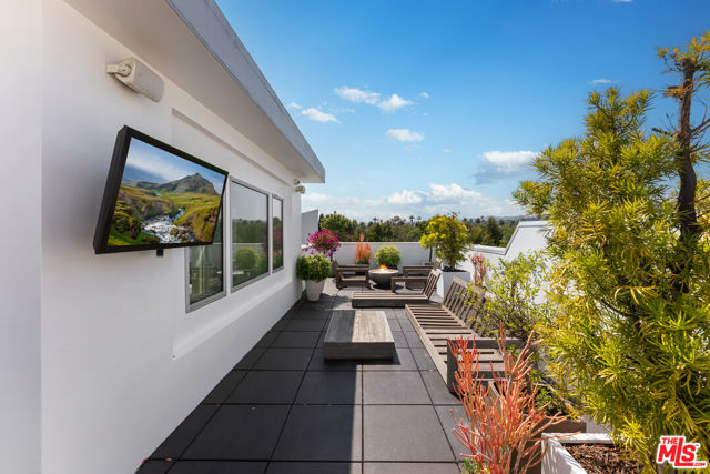 460 N Palm Drive, Beverly Hills CA: https://media.crmls.org/mediaz/630caef8-04ed-4326-92c4-e3412e98ef36.jpg