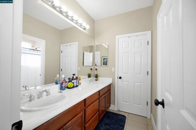 139 Shelterwood Ln, Danville CA: https://media.crmls.org/mediaz/630cf481-e7f7-4b2f-8293-90a4cd9cdaa4.jpg