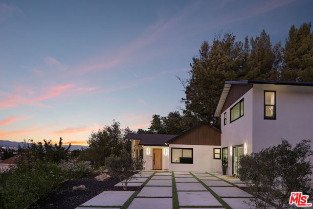 9425 Gierson Avenue, Chatsworth CA: https://media.crmls.org/mediaz/630e037a-e1ec-4eb5-9625-d0428256ca1e.jpg