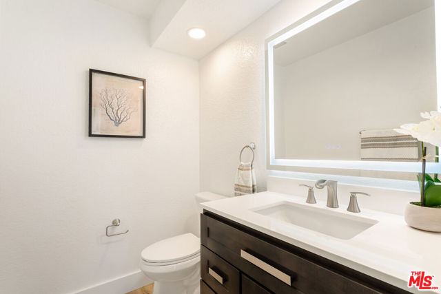 3536 Malibu Country Drive, Malibu CA: https://media.crmls.org/mediaz/630e1641-627f-4847-b749-0a7efa8e4db7.jpg