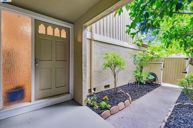 208 Siskiyou Ct, Walnut Creek CA: https://media.crmls.org/mediaz/631034b5-d5f6-45a3-a66e-9c869c9bc6e2.jpg
