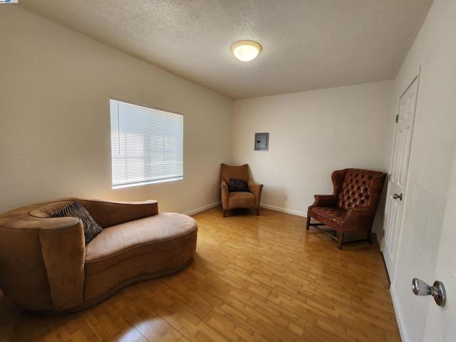 1050 37Th St, Oakland CA: https://media.crmls.org/mediaz/6310d690-561d-4f20-91d1-bf43495802bc.jpg