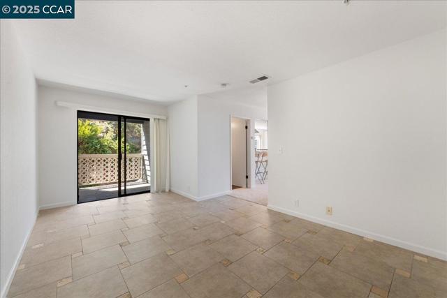 219 Sea Crest Cir, Vallejo CA: https://media.crmls.org/mediaz/631210e5-714a-426b-8b71-2506a53d5c25.jpg