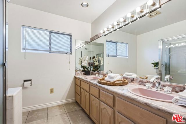 5518 Saloma Avenue photo 27