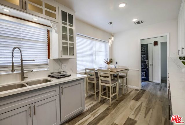 1060 E 45th Way, Long Beach CA: https://media.crmls.org/mediaz/631301f0-d987-4a12-9bc0-de96328e8efd.jpg