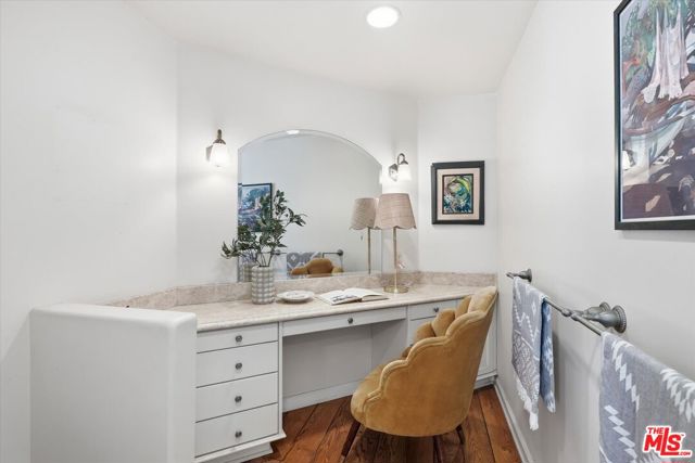 1284 Lago Vista Drive, Beverly Hills CA: https://media.crmls.org/mediaz/631422c5-8c1f-4d62-828c-03cdc5496dac.jpg