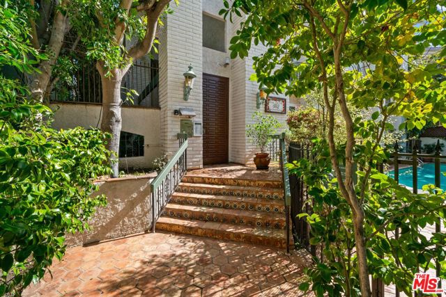 502 San Vicente Boulevard, Santa Monica CA: https://media.crmls.org/mediaz/6314e97d-d3ce-4a82-a352-6b5c2df7de3c.jpg