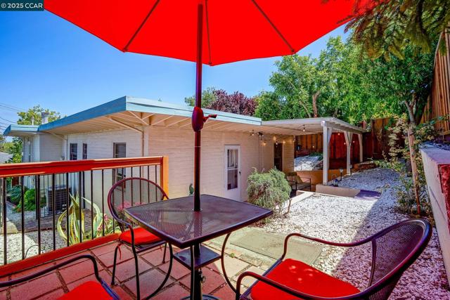 2450 Bella Vista Ave, Martinez CA: https://media.crmls.org/mediaz/6315e3a4-9675-4e91-9cd0-dfe7643f0634.jpg