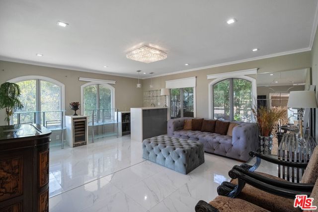 405 Evelyn Place, Beverly Hills CA: https://media.crmls.org/mediaz/631663b5-aa90-4180-a7b6-2153ce7b1133.jpg