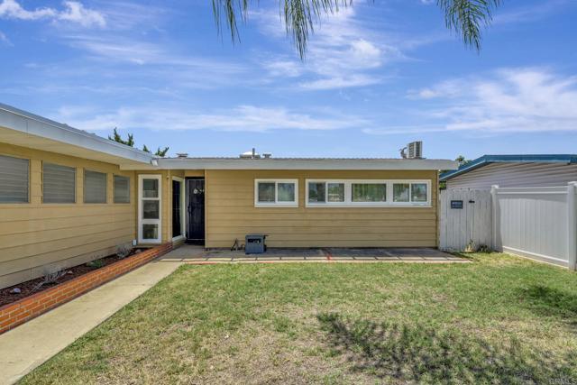 Detail Gallery Image 2 of 26 For 3026 Mission Village Dr, San Diego,  CA 92123 - 3 Beds | 2 Baths