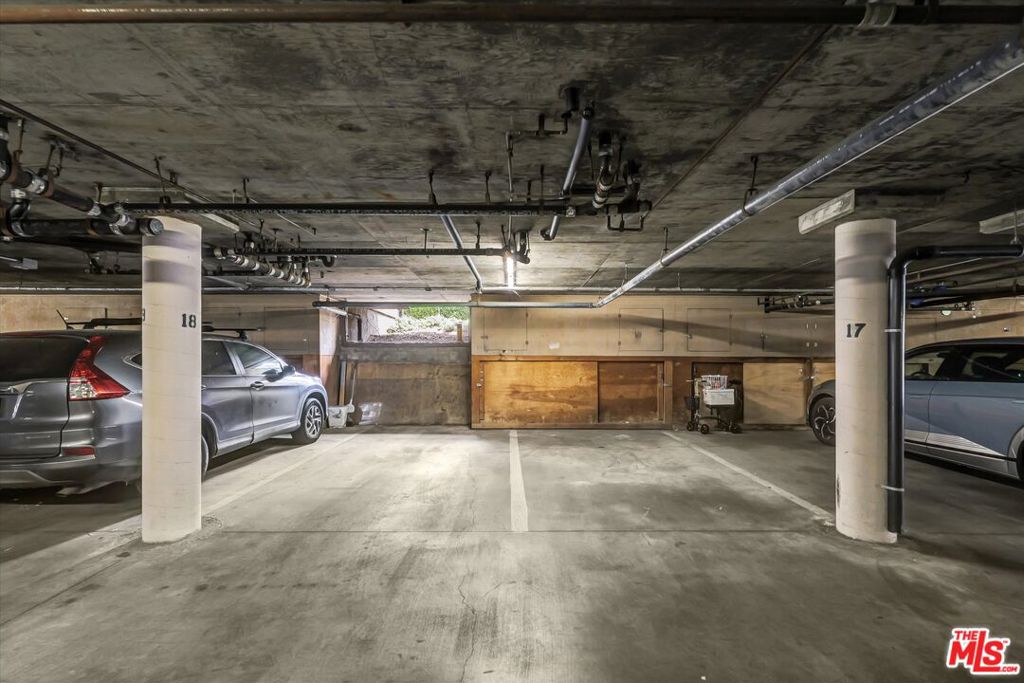 https://media.crmls.org/mediaz/631736f6-3744-4796-a9bc-df562e128a59.jpg?preset=X-Large
