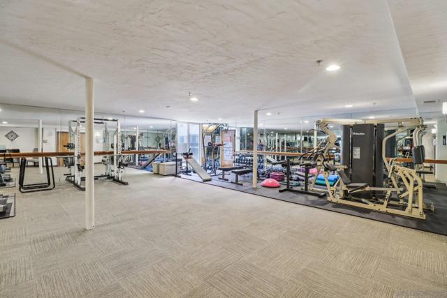 2445 Brant St, San Diego CA: https://media.crmls.org/mediaz/63178aea-531a-4176-b627-6eb427900bbe.jpg